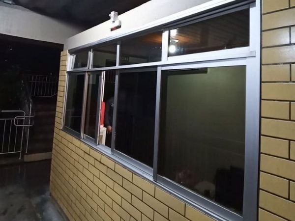 Aplicação de película espelhada em Adrianópolis, Manaus